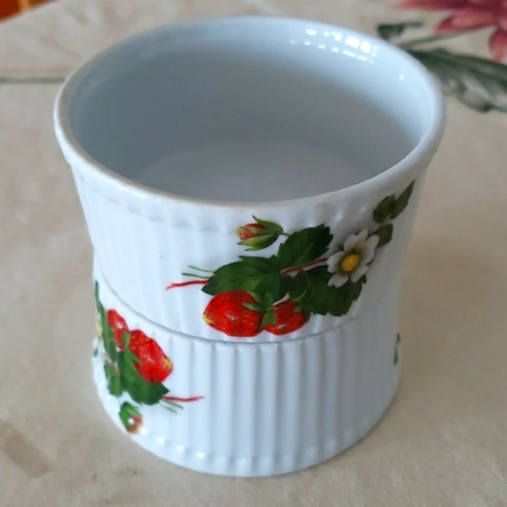 Cordon Bleu BIA Ramekin/Souffle Strawberry Design Set of 2 Porcelaine